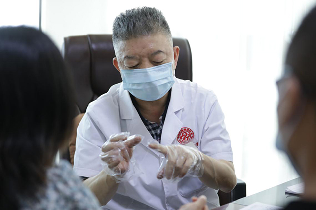 热烈祝贺我院蒙兴文主任荣登“第八届妙手仁心·金口碑好医生”榜单
